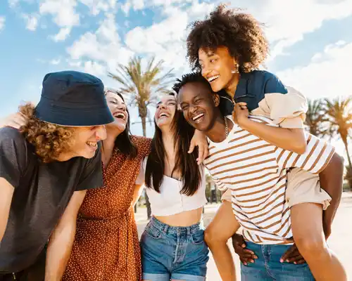 seguro-estudiante-para-un-grupo-de-amigos-jóvenes-multirraciales-felices-que-se-divierten-juntos-disfrutando